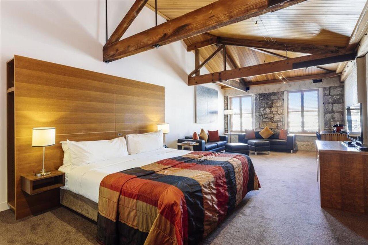 The Henry Jones Art Hotel Гобарт Екстер'єр фото A room at the hotel
