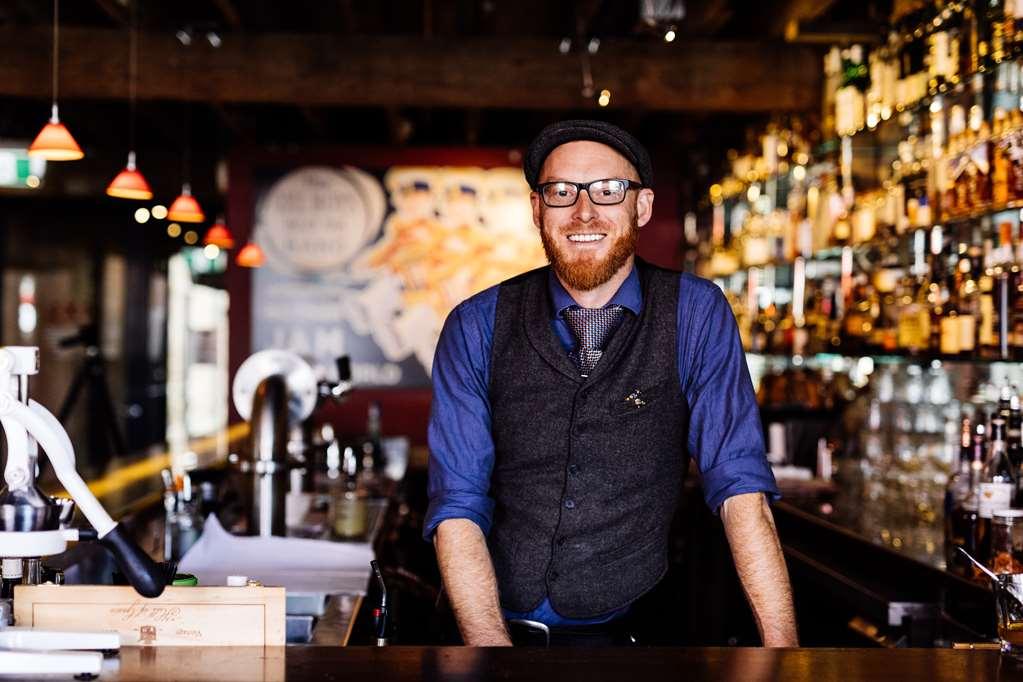 The Henry Jones Art Hotel Гобарт Ресторан фото A bartender at work
