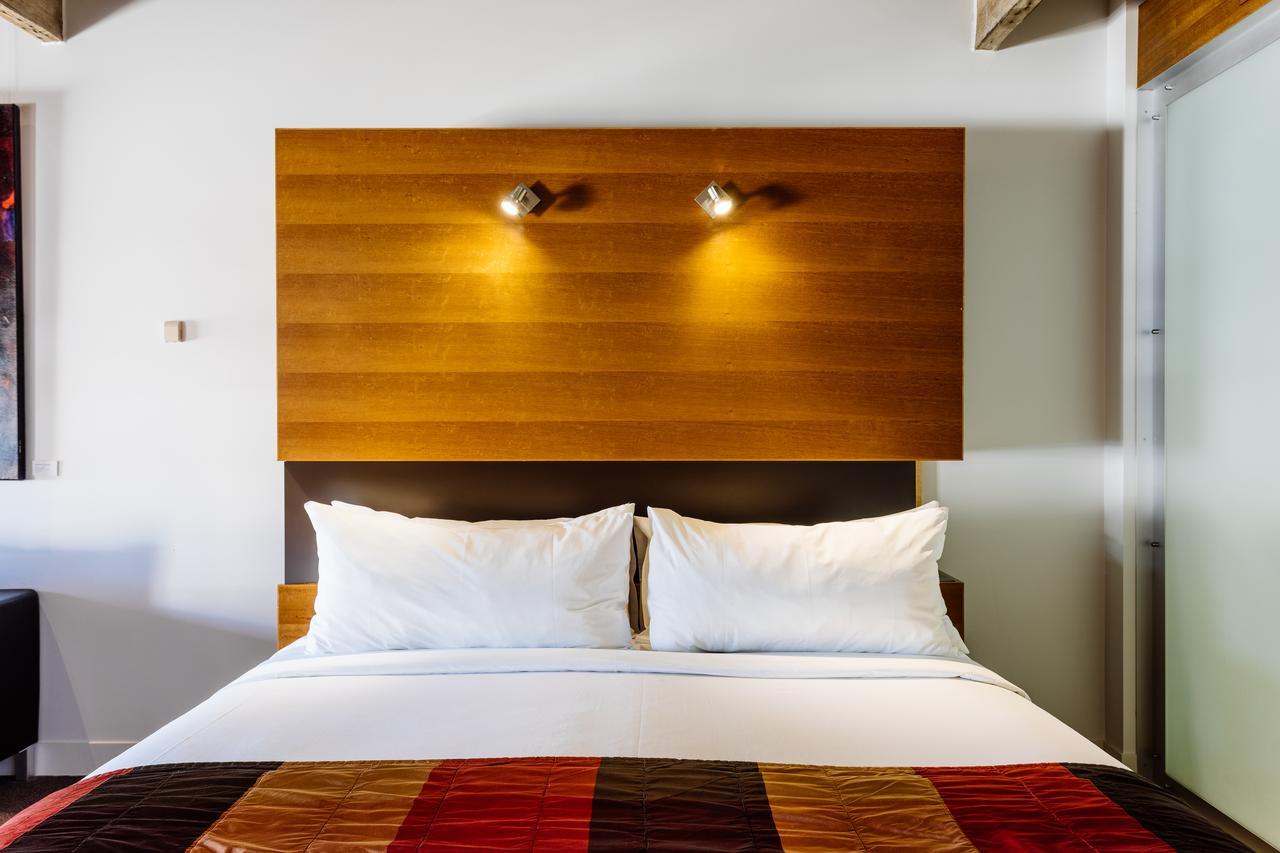 The Henry Jones Art Hotel Гобарт Екстер'єр фото A bed with two pillows
