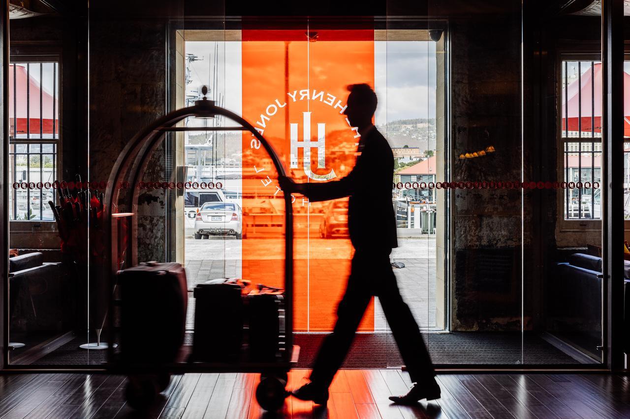 The Henry Jones Art Hotel Гобарт Екстер'єр фото A doorman at the entrance of a hotel