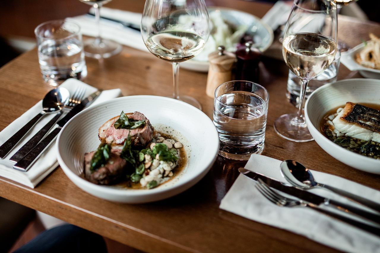 The Henry Jones Art Hotel Гобарт Екстер'єр фото Dishes at the restaurant