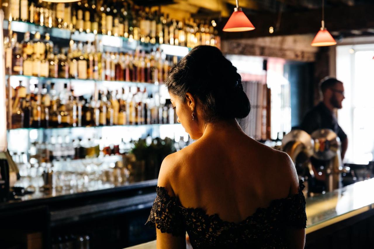 The Henry Jones Art Hotel Гобарт Екстер'єр фото A woman at a bar